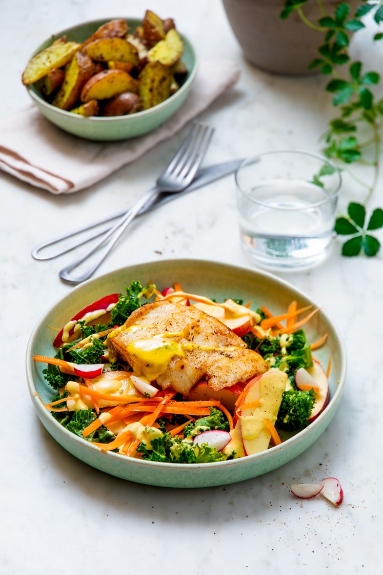 Smørstekt lyrfilet med grønnkål- og eplesalat, currydressing og urtepoteter