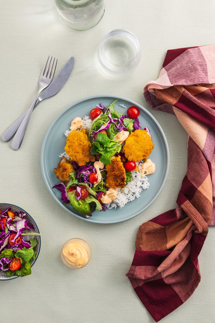 Crispy kylling med ris, salat og chilimajones