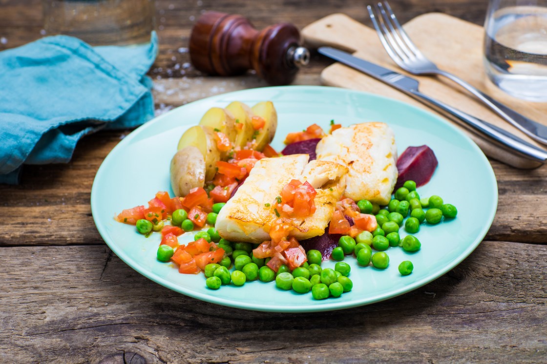 Pannestekt lange med erter, poteter og sauce vierge 
