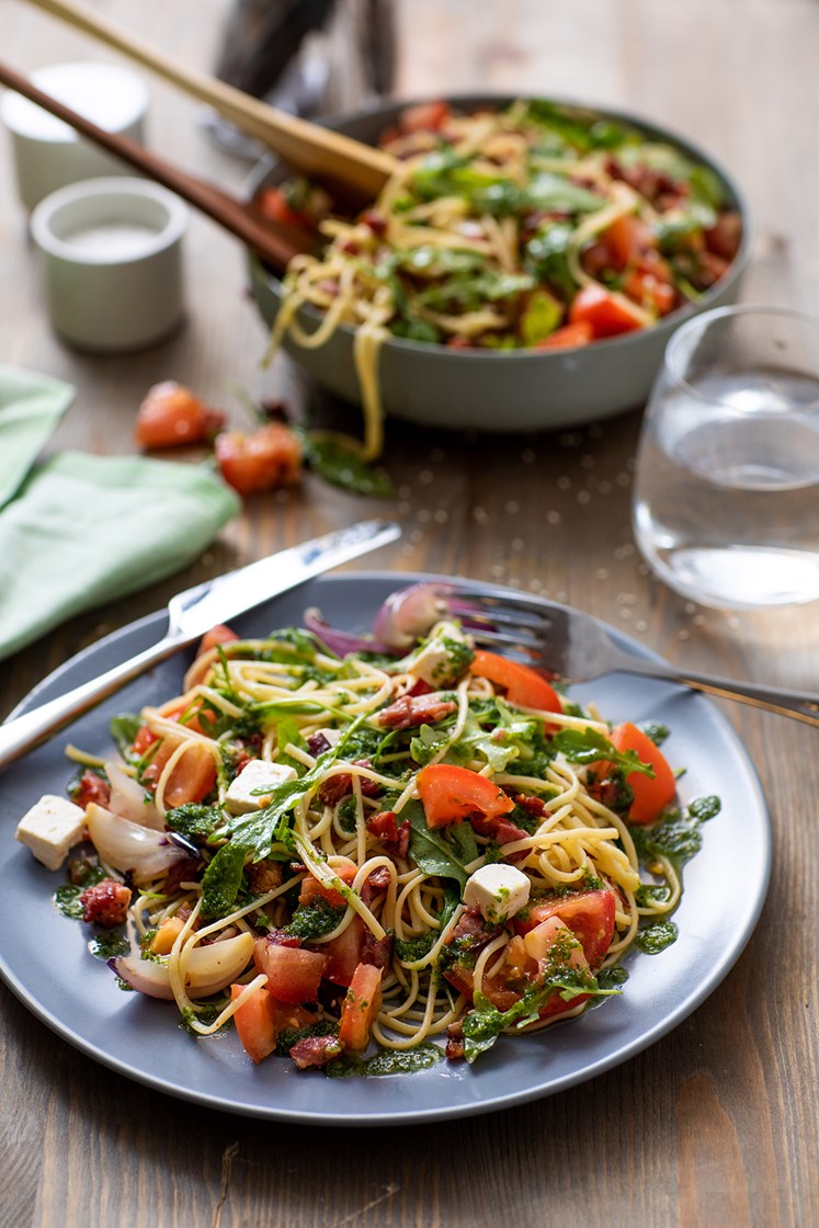 Linguine med persilledressing, bacon og fetaost