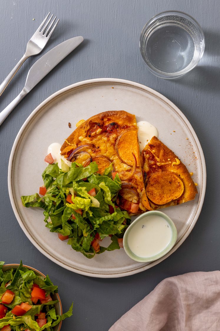 Fuldkornspizza med søde kartofler, røget chili, salat og hvidløgsdressing