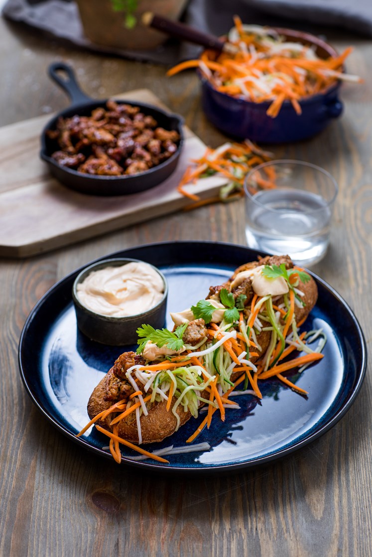Banh mi - vietnamesisk bagett med marinert svinekjøtt, asiatisk råkostsalat og hoisinsaus