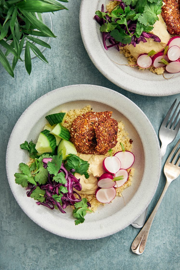 Sesamfalafelbowl med couscous, rödkålssallad och hummus