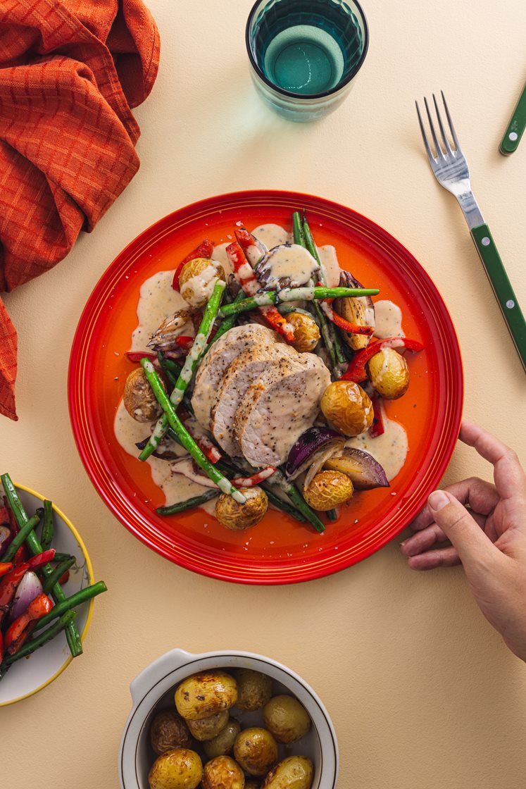 Svinefilet med ovnsbakte poteter, smørstekte grønnsaker og sitrussaus