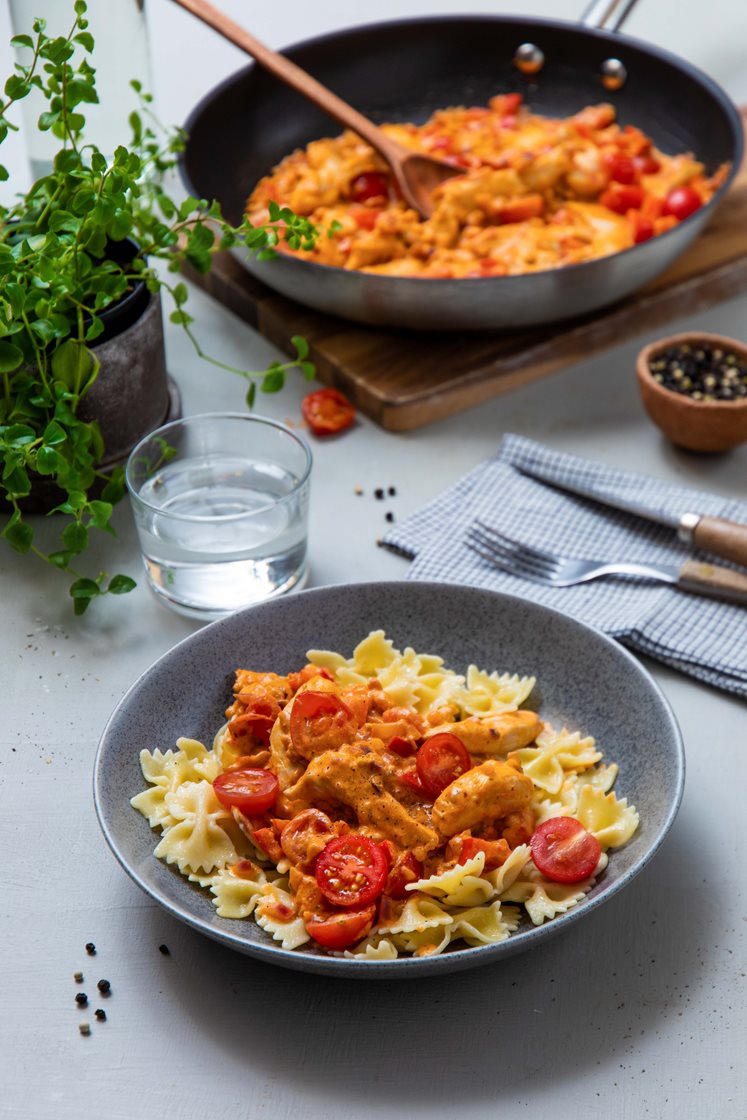 Kremet pasta med paprikapesto, kylling, vårløk og kjerneblanding