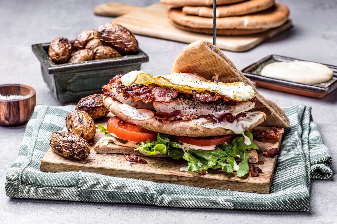 Club sandwich med kylling og bacon