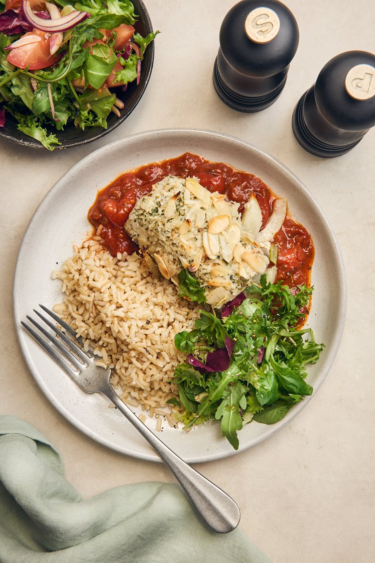 Parmesan och mandelöverbakad sejrygg med tomatsås, fullkornsris och mixsallad