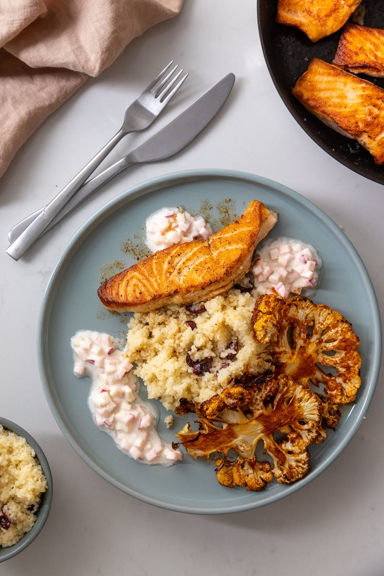 Laks med ovnsbakt blomkål, couscous og yoghurtdressing med eple