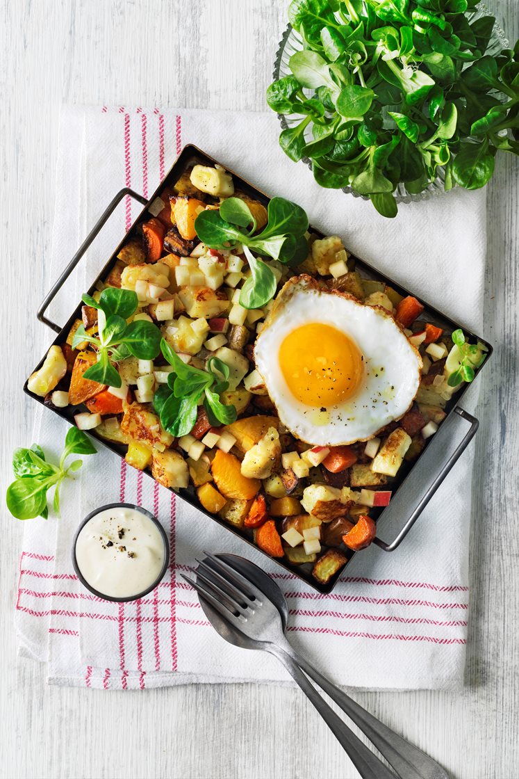 Rotfruktspytt med äpple, halloumi och stekt ägg