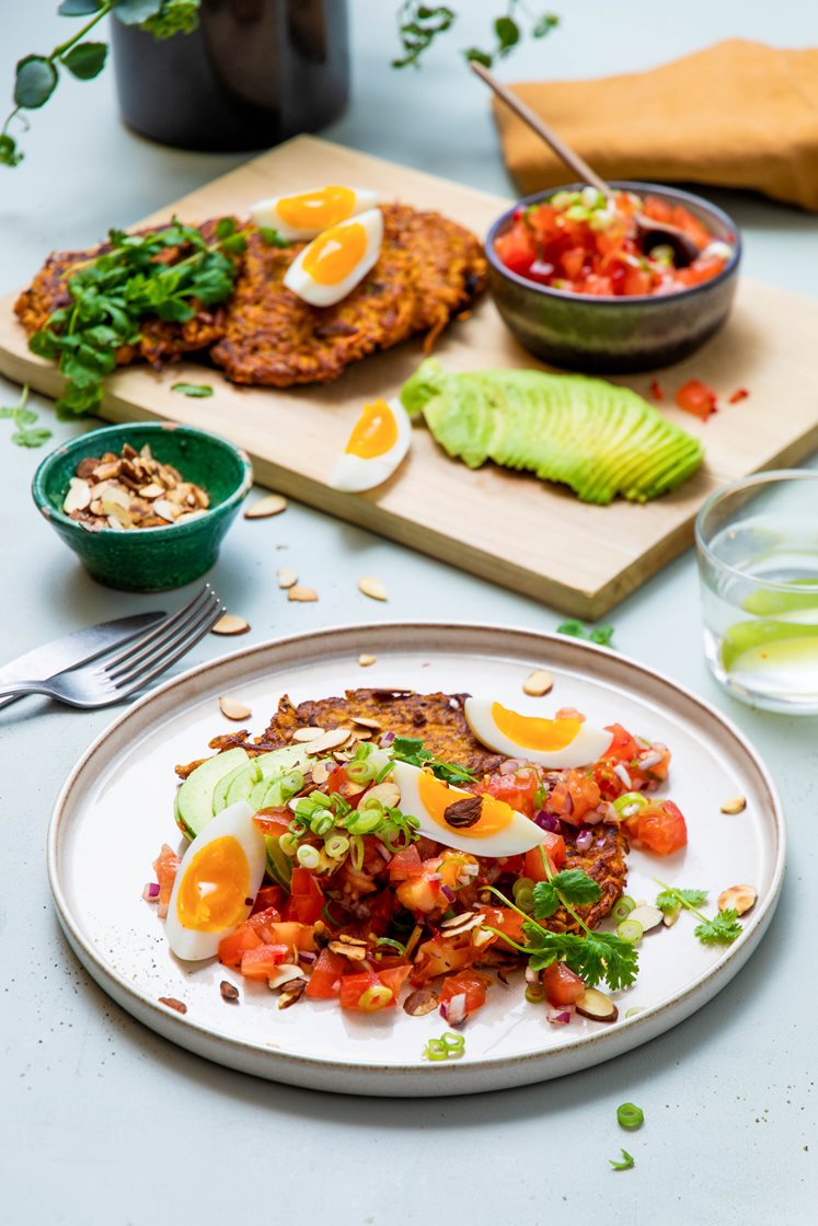 Søtpotetrøsti med kokt egg, tomatsalsa og avokado