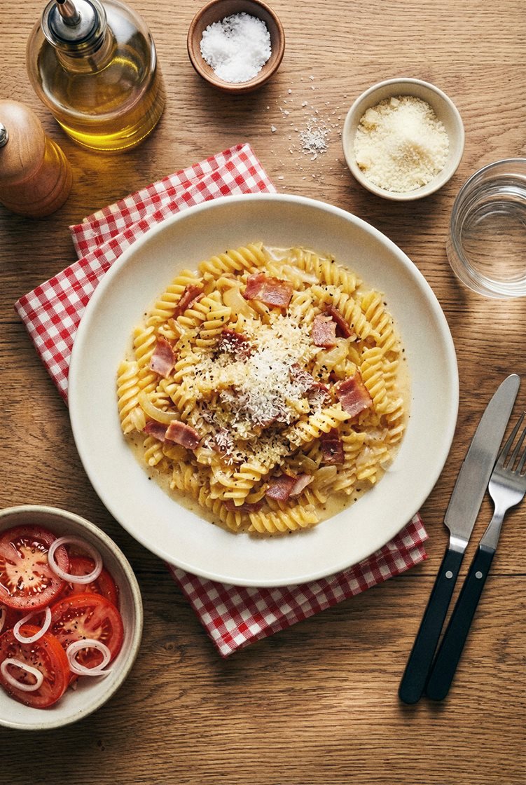 Glutenfri Carbonara med kalkonbacon och tomatsallad