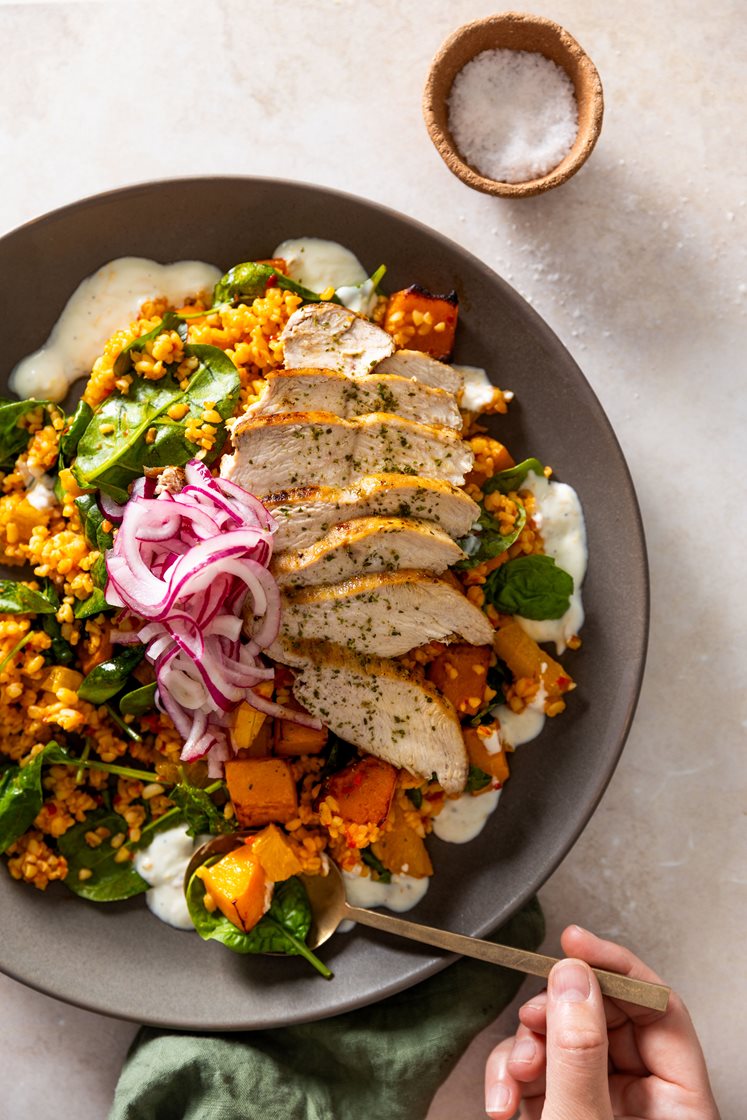 Kryddstekt kycklingfilé med apelsinyoghurt och bakad pumpa- och bulgursallad