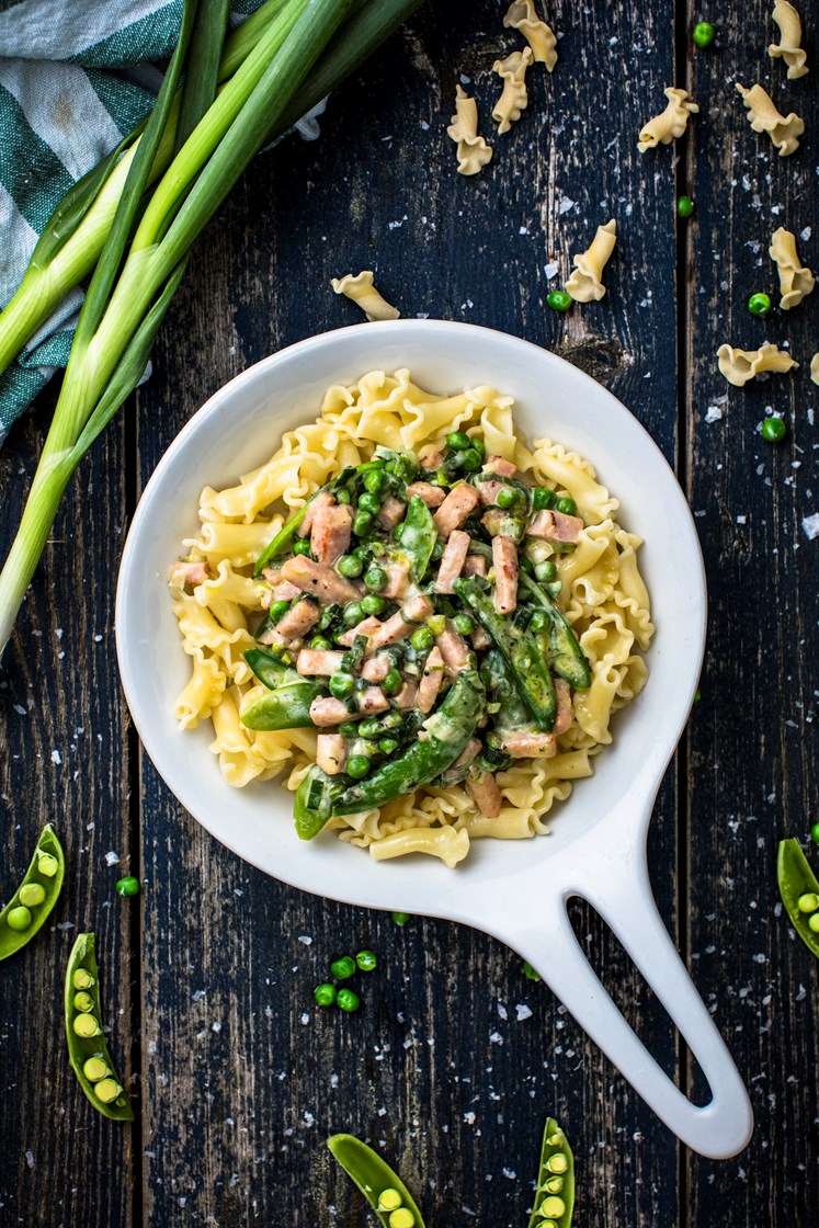 Pasta carbonara med skinke, erter, sukkererter og Gran Biraghi