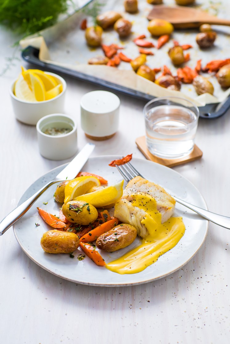 Pannestekt skrei med ovnsbakte poteter, gulrot og hollandéssaus