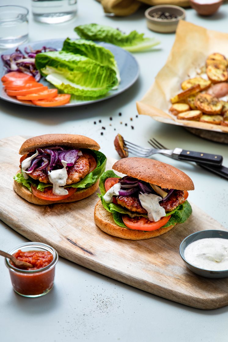 Roedeburger med biffkarbonader, hjertesalat, ovnsbakte potetskiver og lett urtedressing