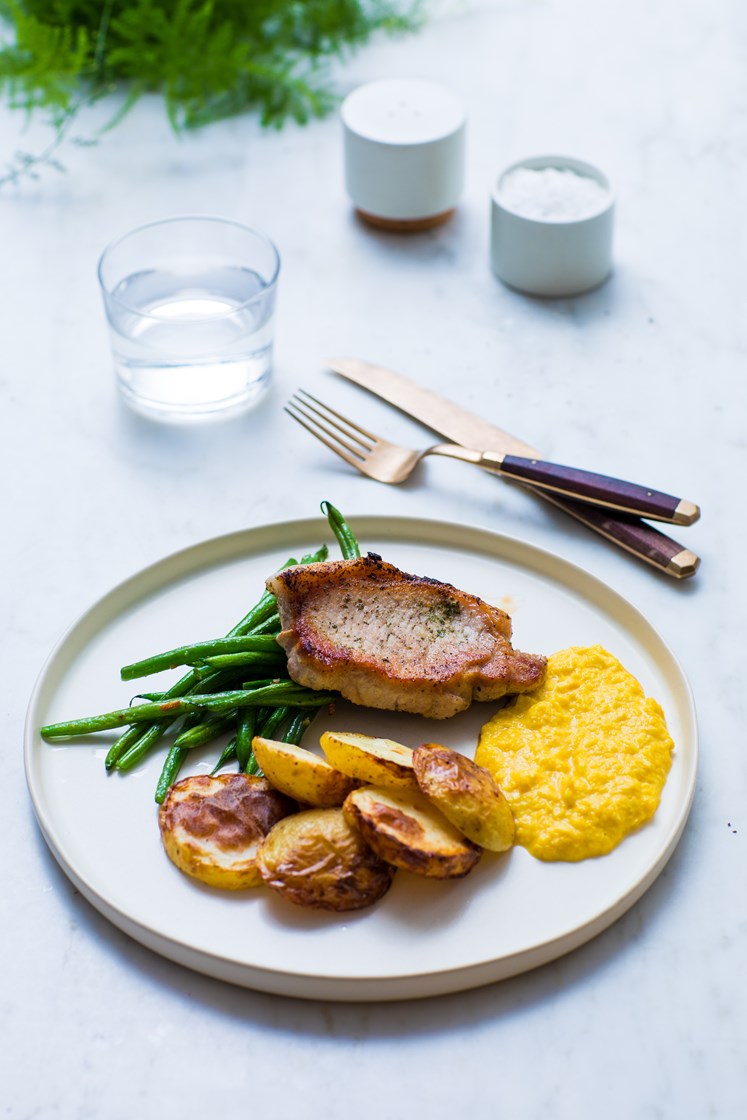 Hvitløksmarinerte svinekoteletter med maiskrem, tomatpesto og aspargesbønner