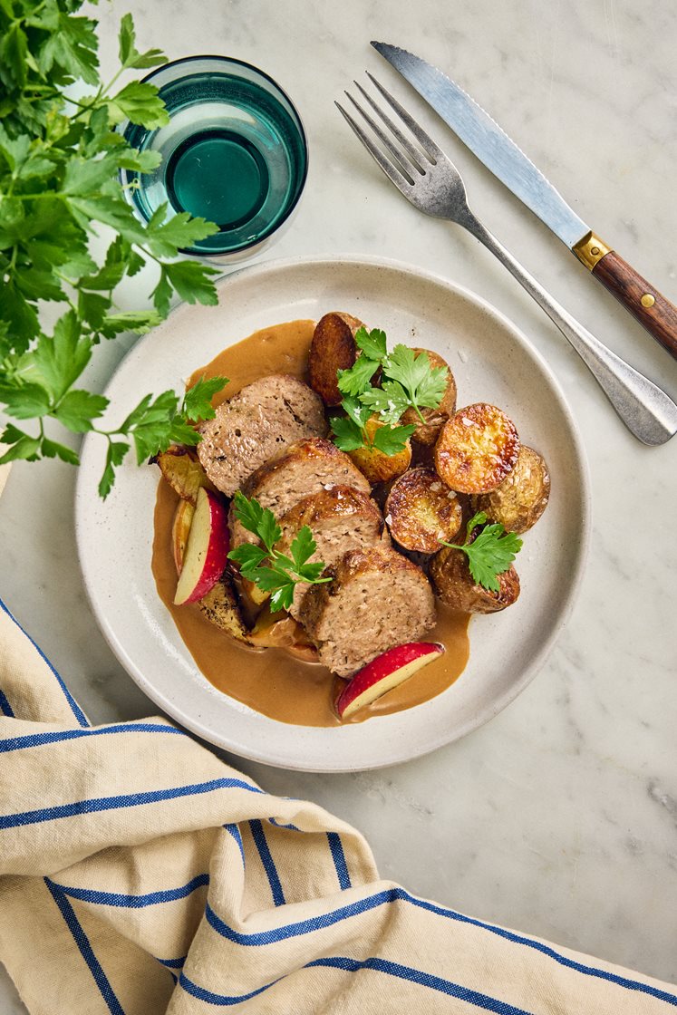 Timjankryddad köttfärslimpa med rostade äpplen och brunsås