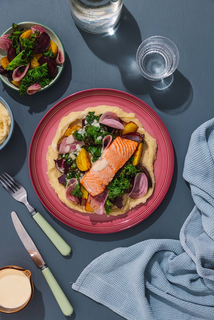 Ørret med bakte og syltede beter, potetmos og smørsaus