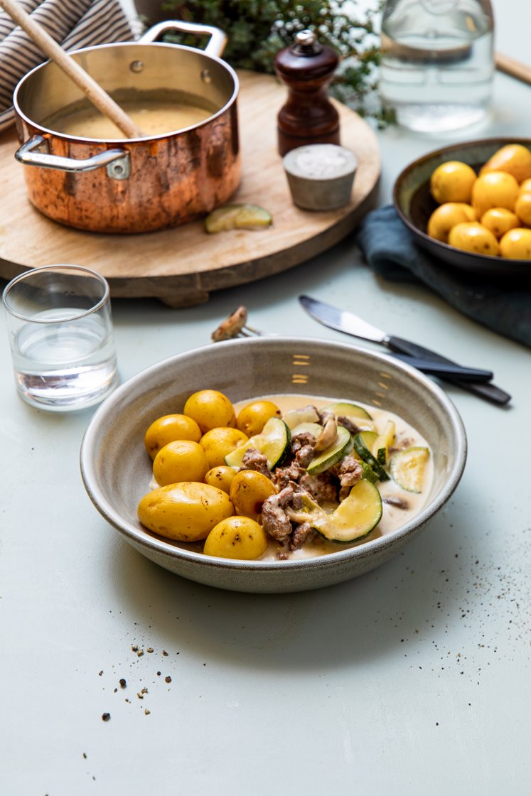 Kremet storfegryte med squash og sjampinjong, servert med kokte poteter