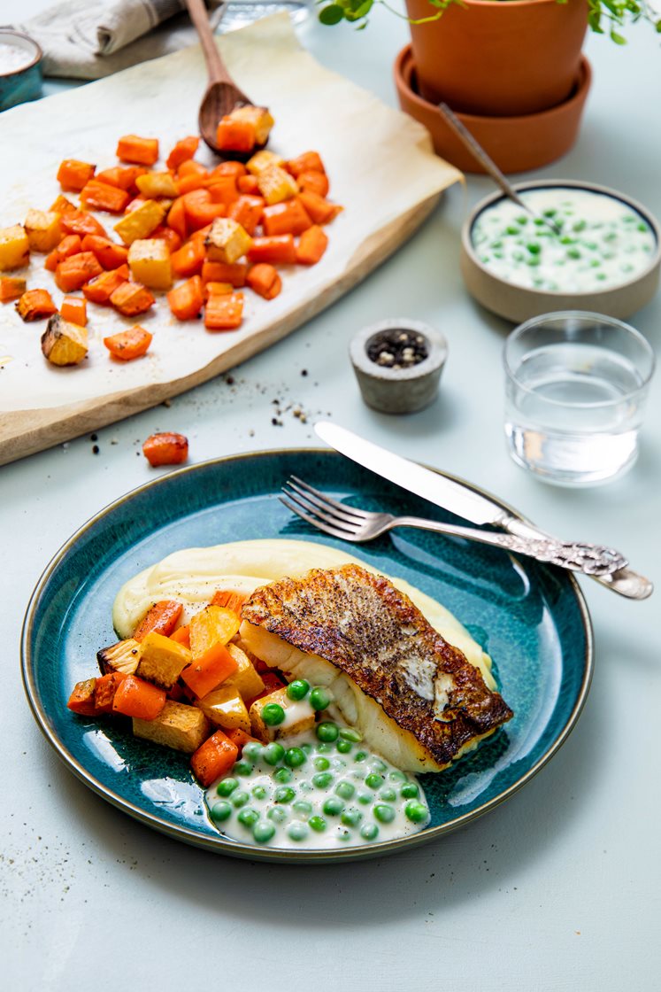 Skreifilet med potetkrem, ovnsbakte rotgrønnsaker og fiskesaus