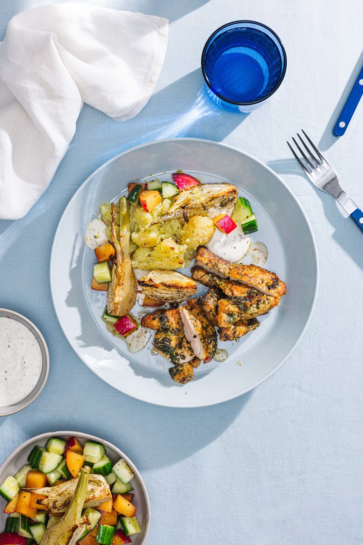 Krydret kyllingelårsteak med knuste citronkartofler, blommesalat og estragonmayonnaise