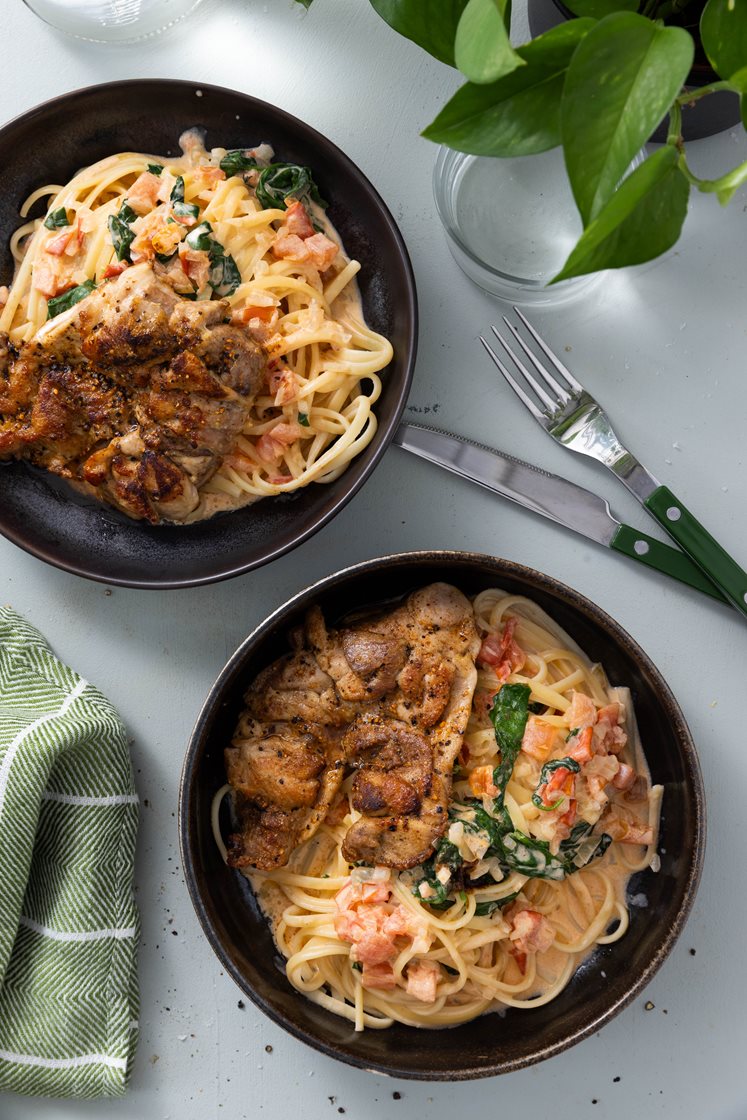 Sitruskrydret kyllinglårfilet og pasta i kremet saus med spinat og tomat