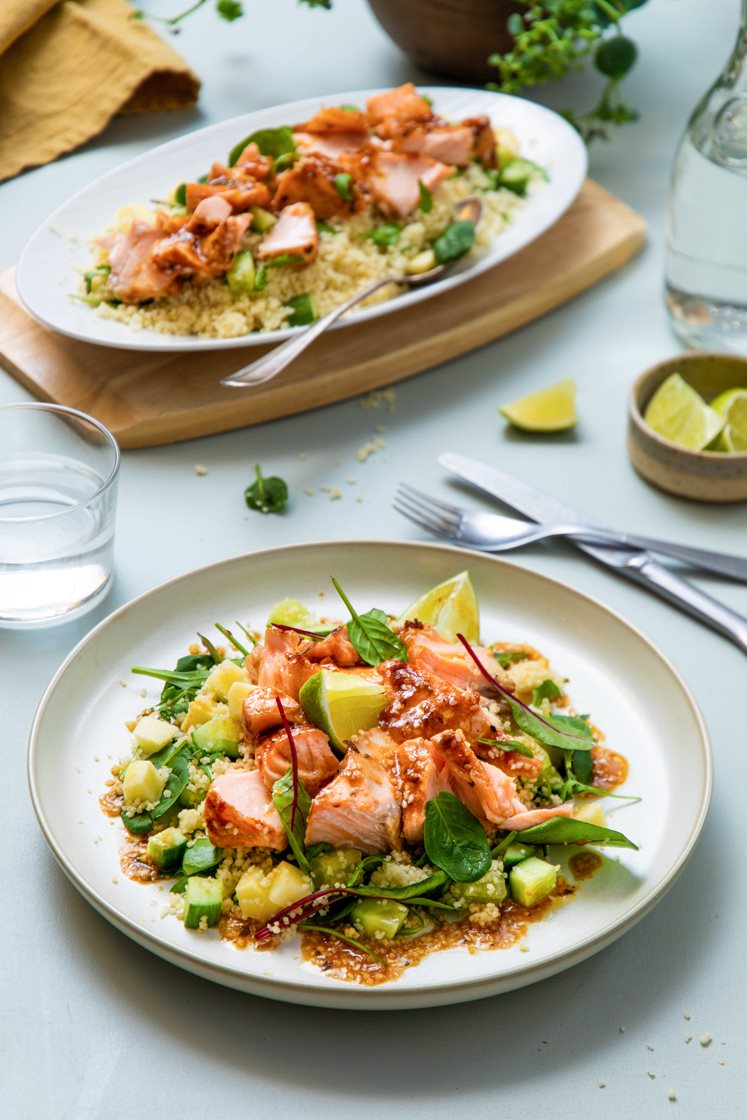 Sojabagt laksefilet med nektarin/couscoussalat