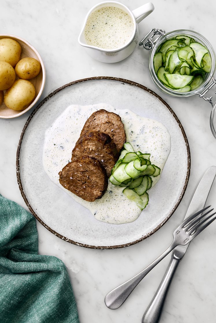 Köttfärslimpa med timjangräddsås och inlagd gurka 