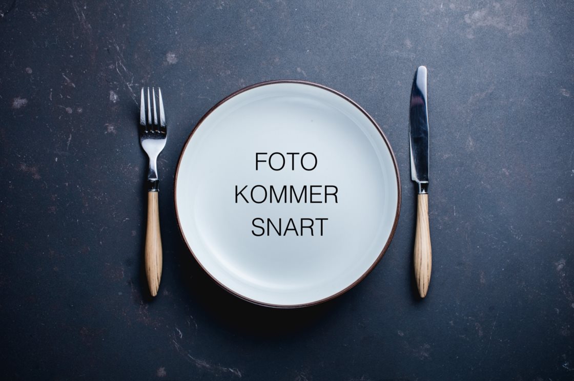 Kylling chop suey med friske grønnsaker, servert med peanøtter og jasminris