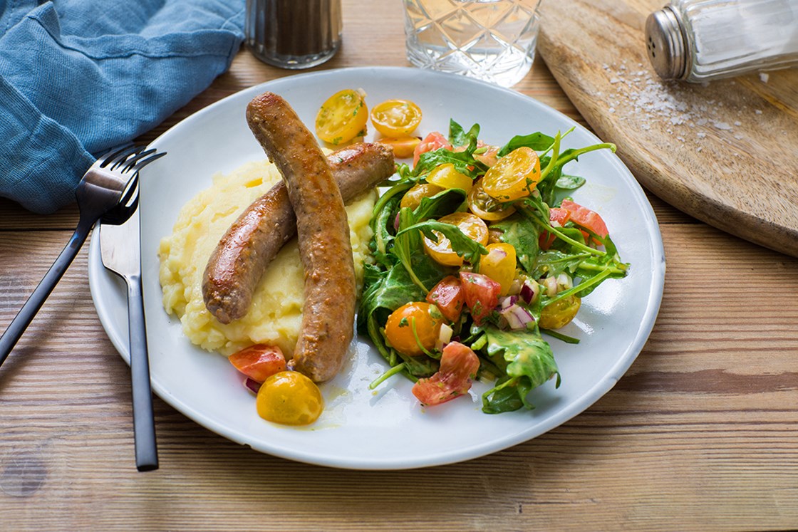 Jalapenospølser med potetmos og tomatsalat