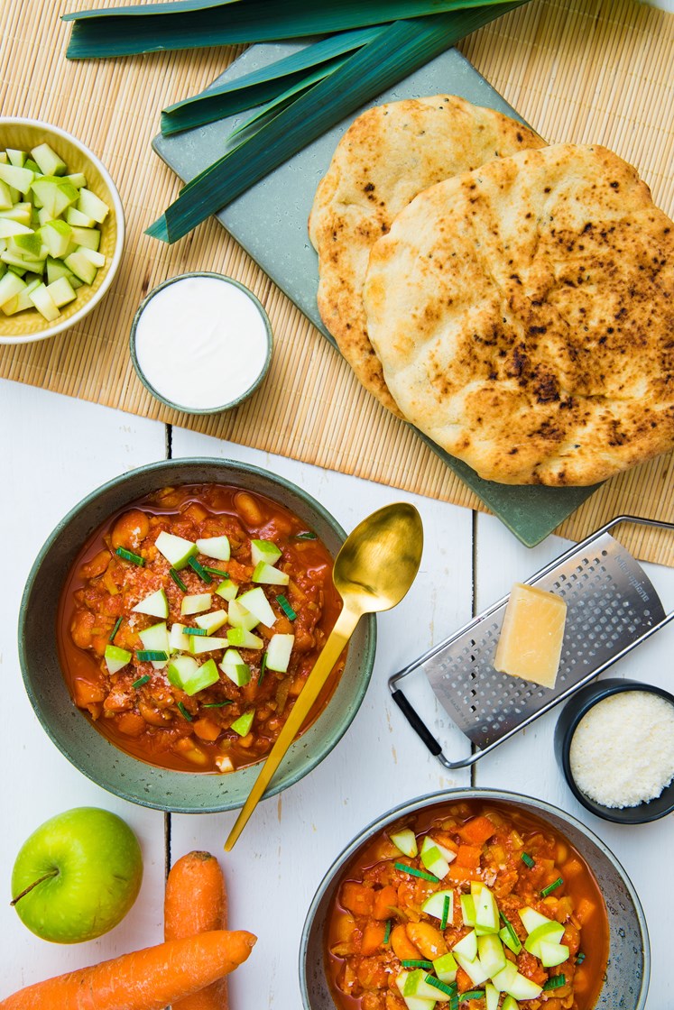 Indisk vegetargryte med nanbrød, koriander og eple