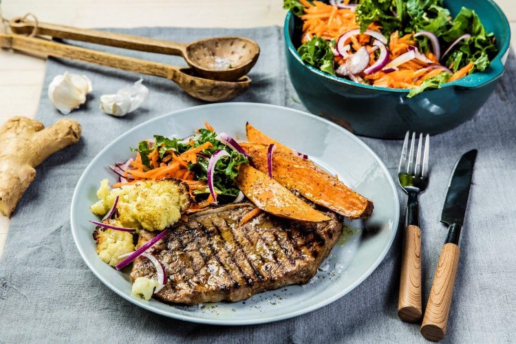 Ingefær- og hvitløksstekte nakkekoteletter med bakt søtpotet 