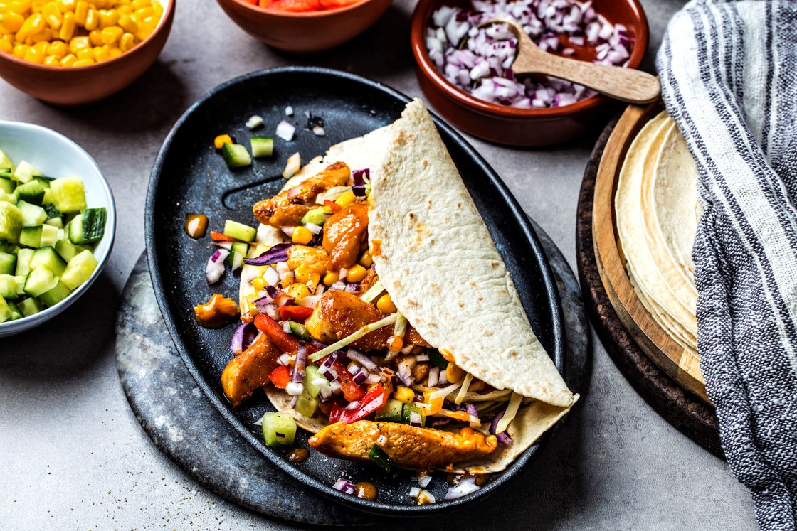 Kyllingwrap med sprø grønnsaker og mangopure