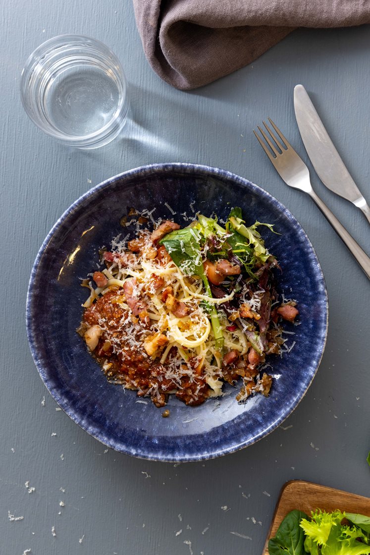 Hurtig linguine bolognese med bacon og salat