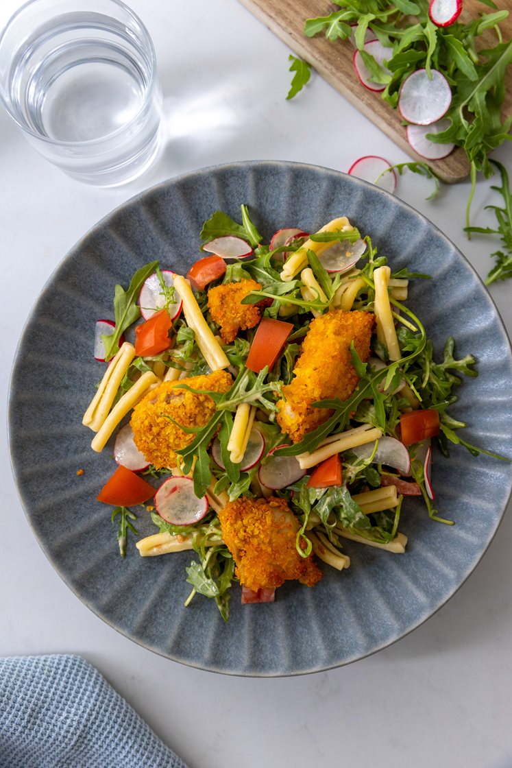 Pastasalat med sprø kylling, tomat, reddiker og sennepsvinaigrette