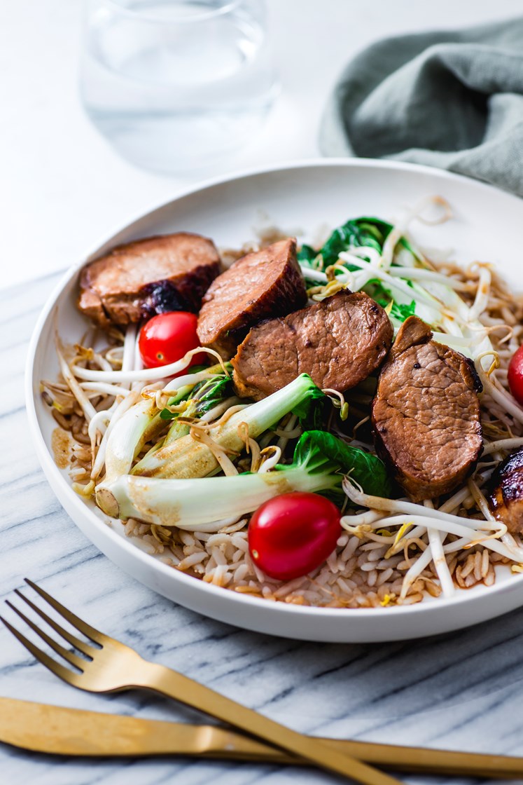 Indrefilet av svin med stekt pak choy, bønnespirer og hoisinsaus