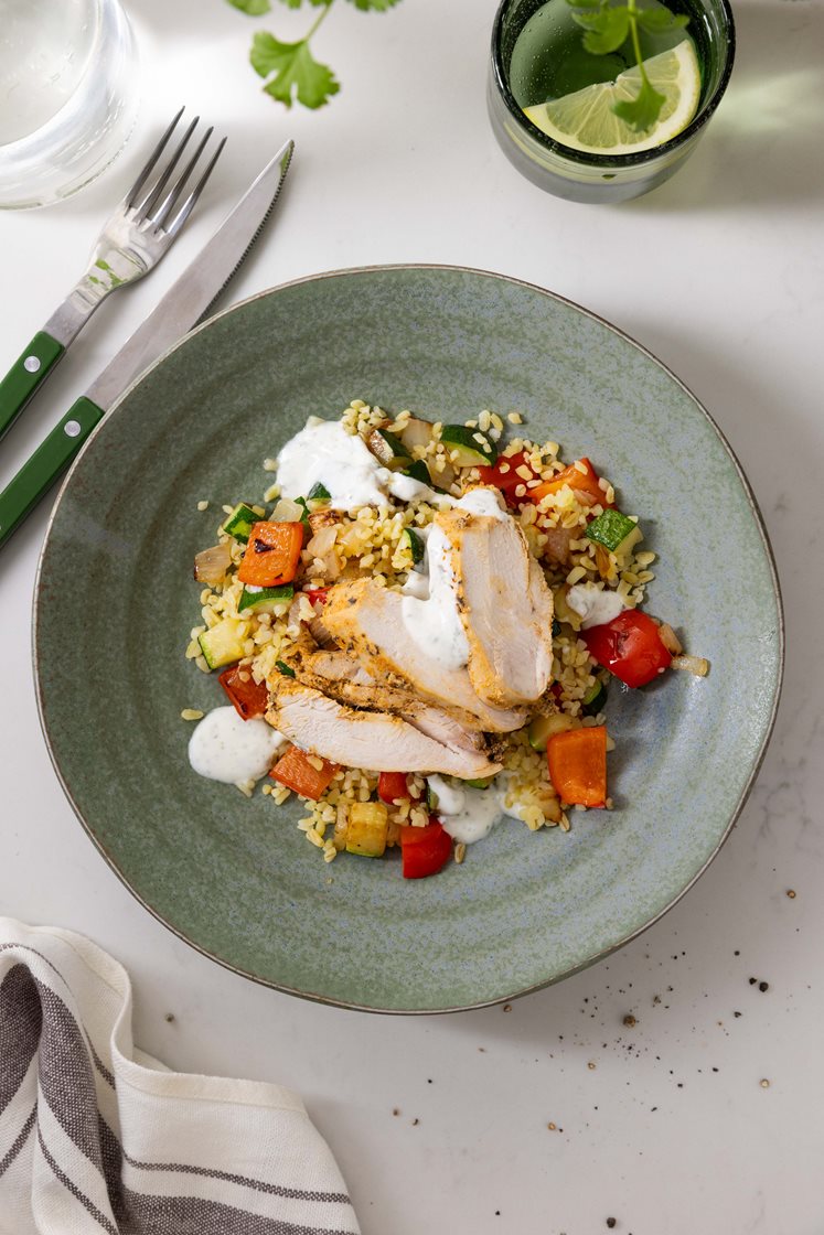 Krydret sous vide-kylling med couscous og stekte grønnsaker servert med yoghurtdressing