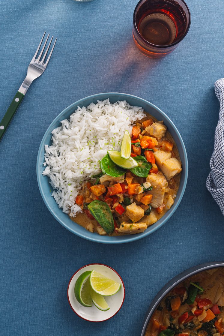 Rød currygryte med kokoskrem, lyrfilet, ris og grønnsaker