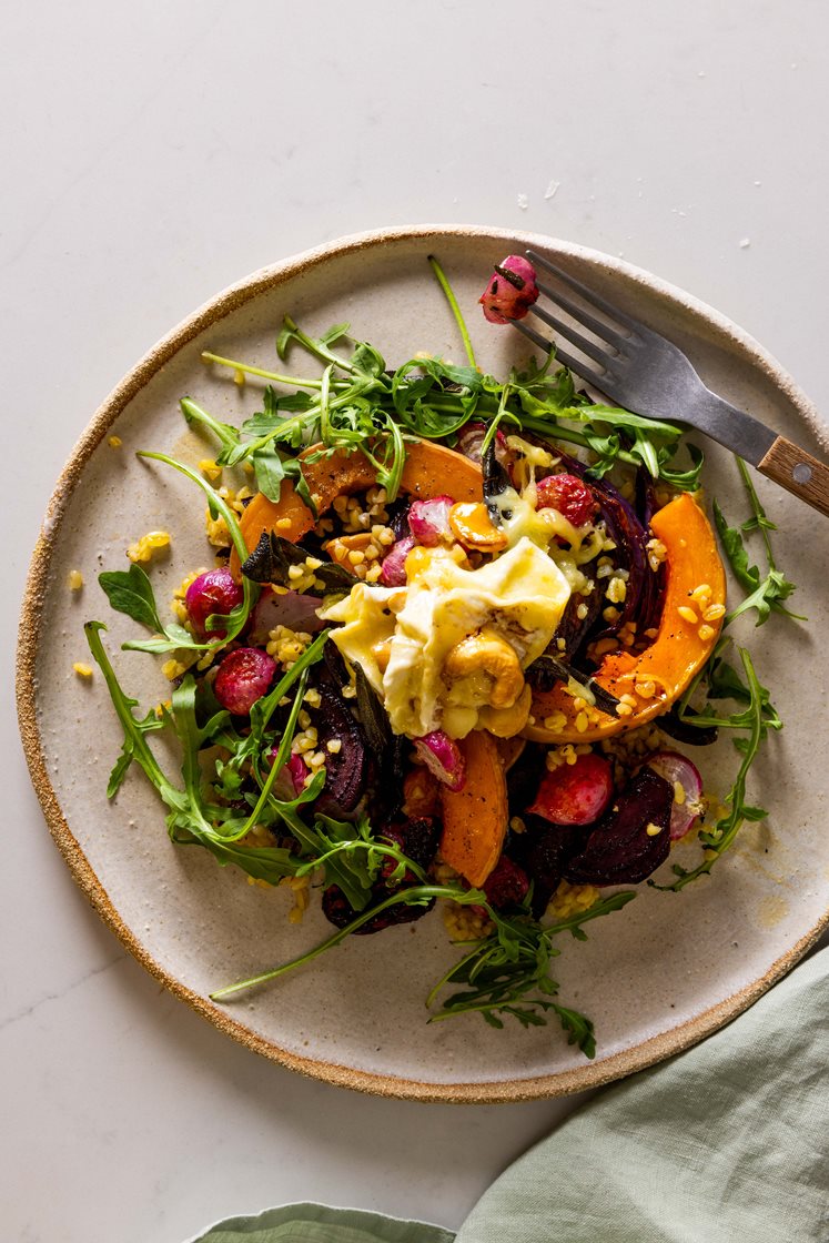Bulgursalat med flaskegresskar, rødbete, tranebær og ruccola, servert med ovnsbakt brie