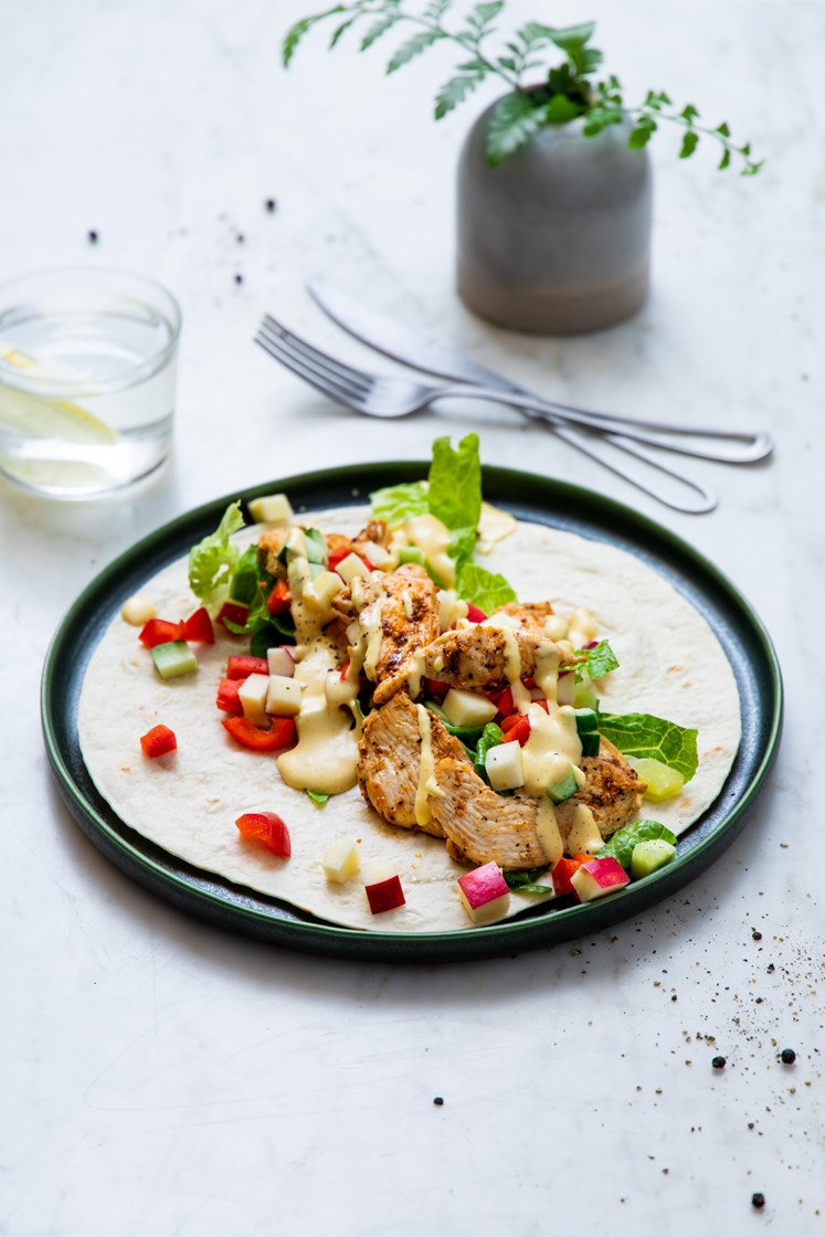 Kyllingwraps med friske grønnsaker og curry- og mangodressing 