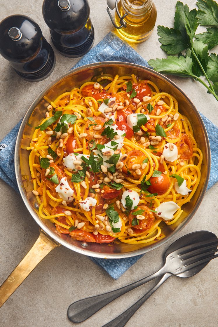 Saffran- och chilipasta med apelsin, chèvre och pinjenötter