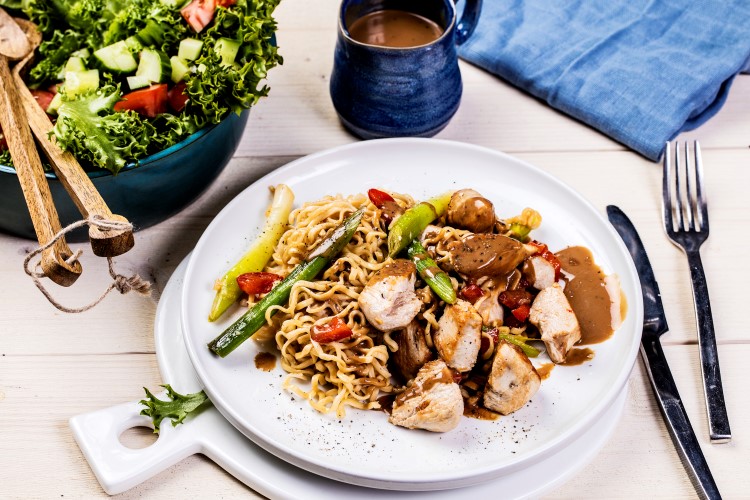 Kalkunwok med paprika, vårløk og peppersaus 