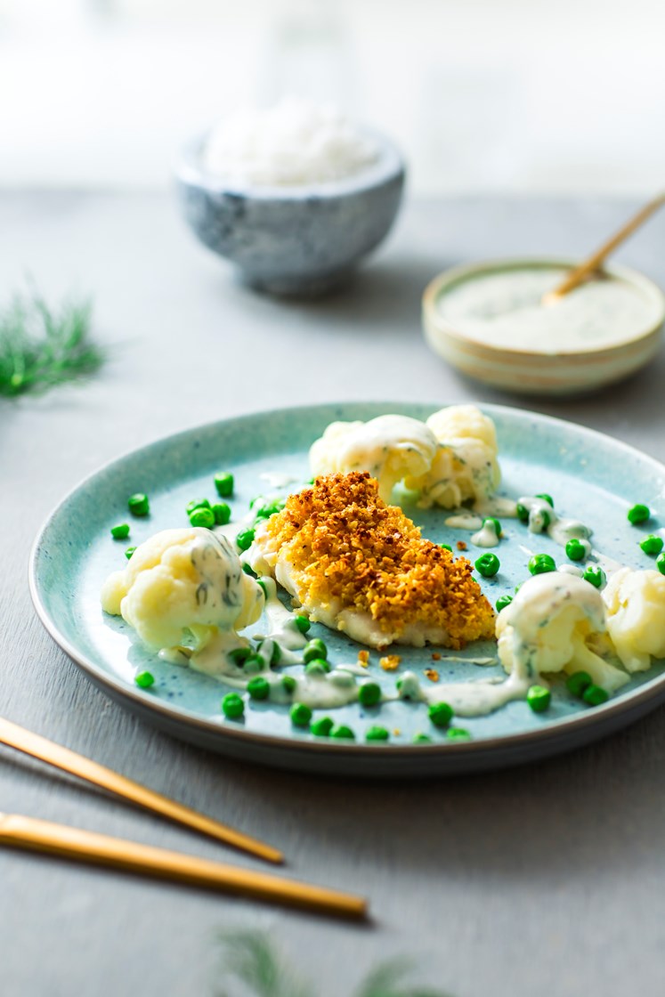 Torsk med pankocrust, blomkål, erter, basmatiris og dillsaus