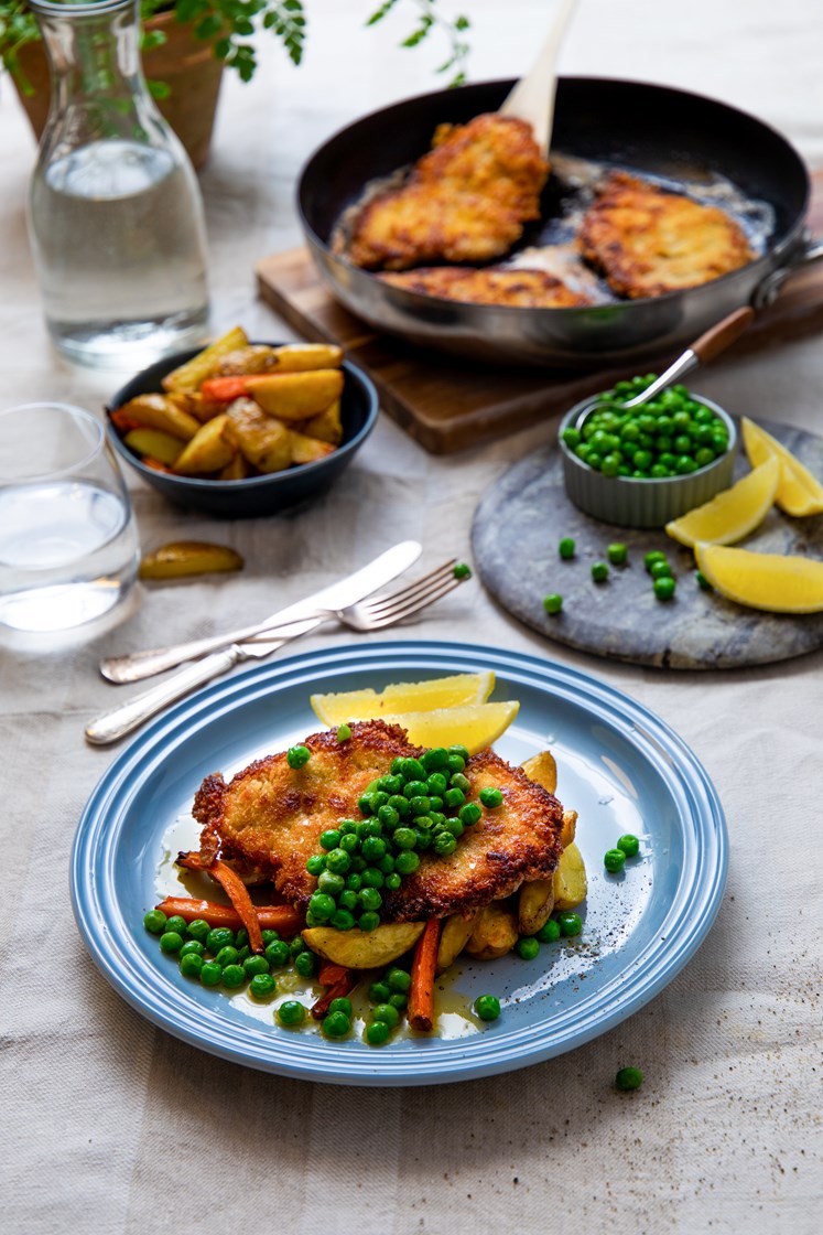 Svineschnitzel med ovnsbakte rødbeter og gulrøtter, med ertesmør