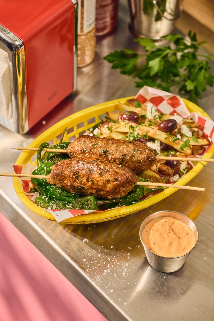 Kebabakia - Grekiska färsjärpar med paprika- och fetaoströra, padrons och dirty greek fries
