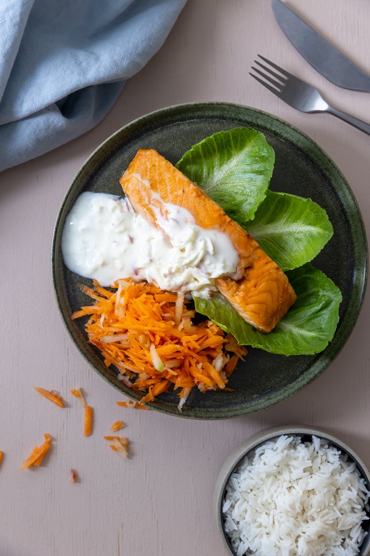 Sojabagt laks i hjertesalat med æbledressing og ris