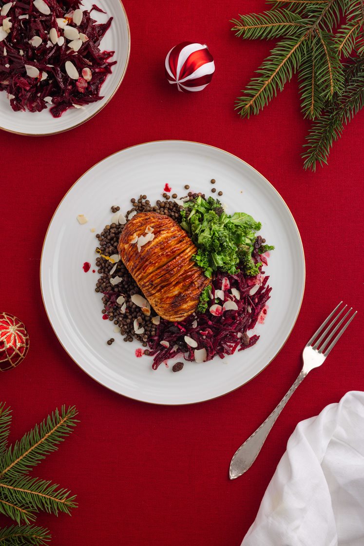 Hasselback selleri med rødbedesalat, mandler og belugalinser