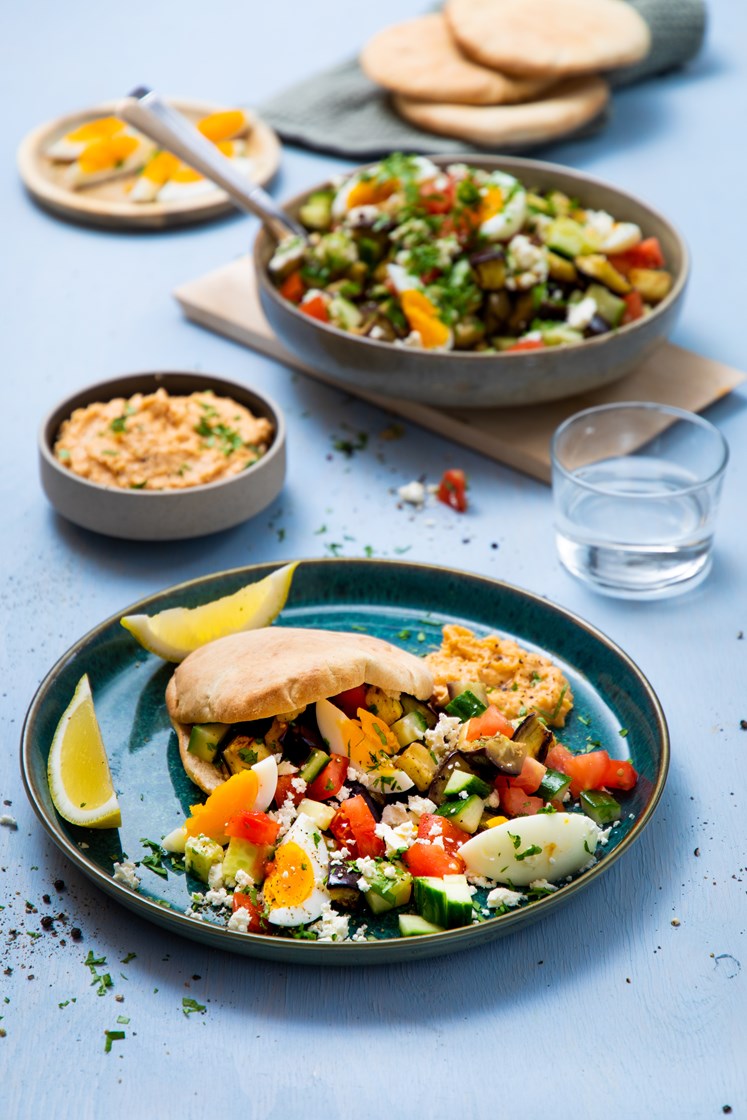 Aubergine- og fetasalat med hummus, egg og pitabrød