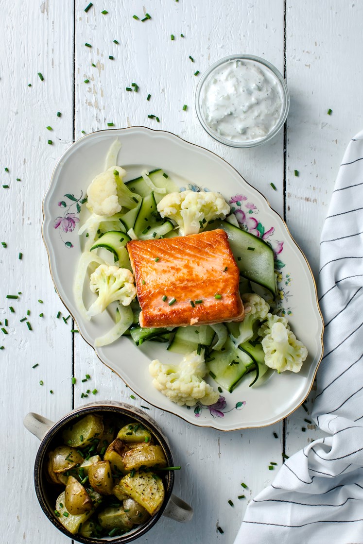 Laks med ovnsbakte poteter og blomkål, fennikel- og agurksalat og epledressing