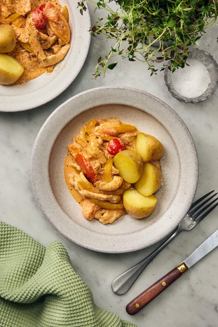 Gräddig kycklinggryta med rökt chili, tomat och kokt potatis